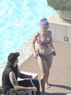 Kelly Osbourne feet photo thumbnail