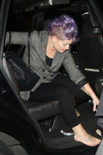 Kelly Osbourne feet photo thumbnail
