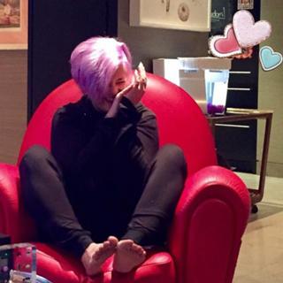 Kelly Osbourne feet photo thumbnail