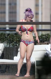 Kelly Osbourne feet photo thumbnail