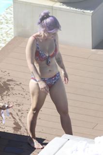Kelly Osbourne feet photo thumbnail