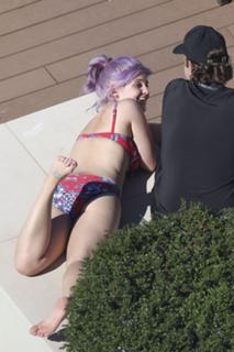 Kelly Osbourne feet photo thumbnail
