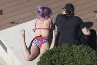 Kelly Osbourne feet photo thumbnail