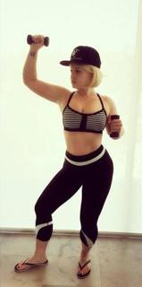 Kelly Osbourne feet photo thumbnail