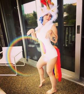 Kelly Osbourne feet photo thumbnail