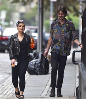 Kelly Osbourne feet photo thumbnail