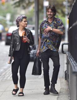 Kelly Osbourne feet photo thumbnail