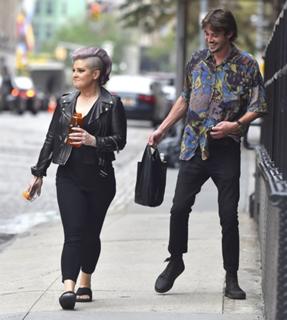 Kelly Osbourne feet photo thumbnail