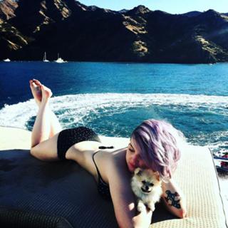 Kelly Osbourne feet photo thumbnail