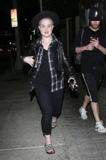 Kelly Osbourne feet photo thumbnail