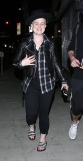 Kelly Osbourne feet photo thumbnail
