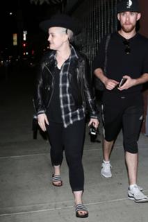 Kelly Osbourne feet photo thumbnail