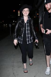 Kelly Osbourne feet photo thumbnail