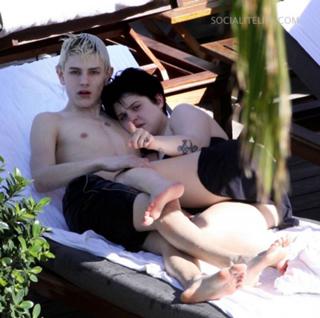 Kelly Osbourne feet photo thumbnail