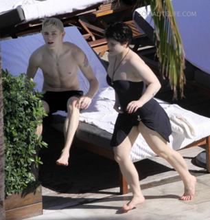 Kelly Osbourne feet photo thumbnail