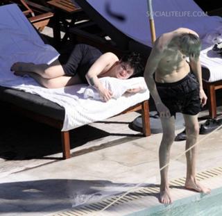 Kelly Osbourne feet photo thumbnail