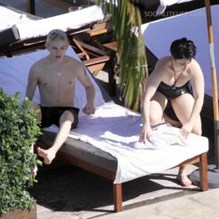 Kelly Osbourne feet photo thumbnail