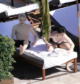 Kelly Osbourne feet photo thumbnail