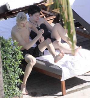 Kelly Osbourne feet photo thumbnail
