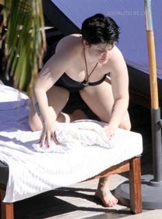 Kelly Osbourne feet photo thumbnail