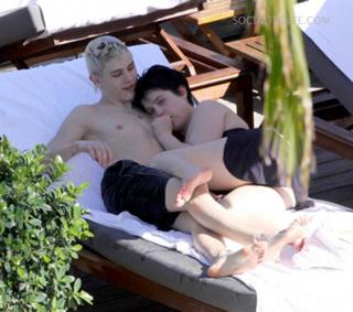 Kelly Osbourne feet photo thumbnail