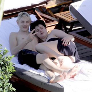 Kelly Osbourne feet photo thumbnail