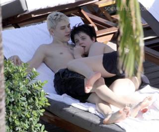Kelly Osbourne feet photo thumbnail