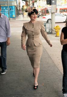 Kelly Osbourne feet photo thumbnail