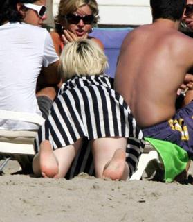 Kelly Osbourne feet photo thumbnail