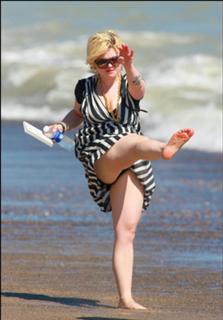 Kelly Osbourne feet photo thumbnail