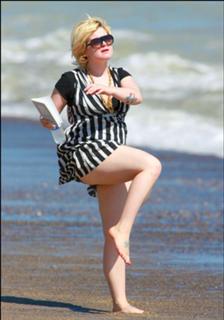 Kelly Osbourne feet photo thumbnail