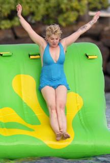 Kelly Osbourne feet photo thumbnail