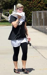 Kelly Osbourne feet photo thumbnail