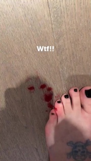 Kelly Osbourne feet photo thumbnail