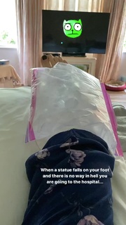 Kelly Osbourne feet photo thumbnail
