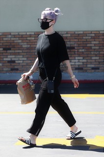 Kelly Osbourne feet photo thumbnail