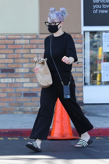Kelly Osbourne feet photo thumbnail