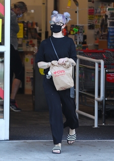 Kelly Osbourne feet photo thumbnail