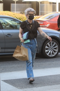 Kelly Osbourne feet photo thumbnail