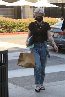 Kelly Osbourne feet photo thumbnail