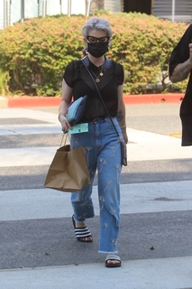 Kelly Osbourne feet photo thumbnail