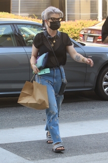 Kelly Osbourne feet photo thumbnail