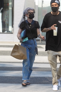 Kelly Osbourne feet photo thumbnail