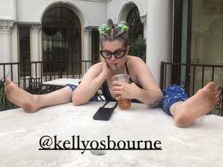 Kelly Osbourne feet photo thumbnail