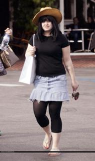 Kelly Osbourne feet photo thumbnail