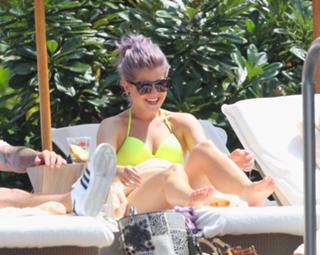 Kelly Osbourne feet photo thumbnail