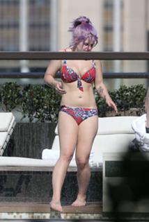 Kelly Osbourne feet photo thumbnail