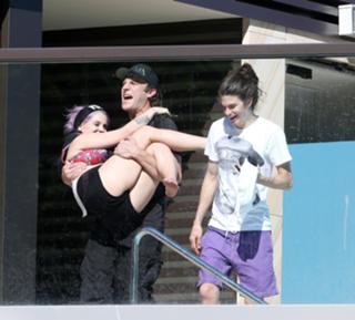 Kelly Osbourne feet photo thumbnail