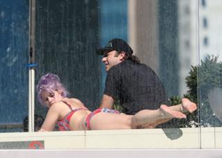 Kelly Osbourne feet photo thumbnail