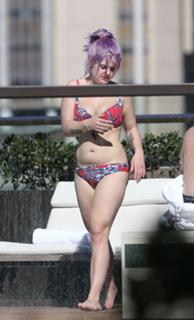 Kelly Osbourne feet photo thumbnail
